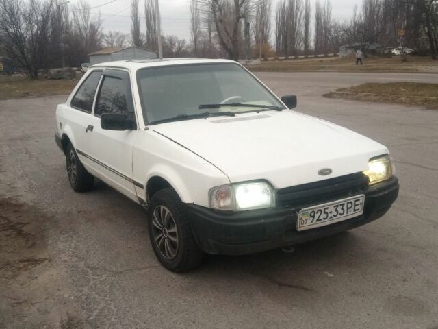 Білий Форд Ескорт, об'ємом двигуна 1.3 л та пробігом 300 тис. км за 450 $, фото 1 на Automoto.ua