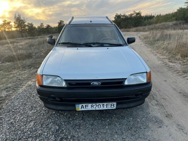 Белый Форд Эскорт, объемом двигателя 1.6 л и пробегом 300 тыс. км за 1200 $, фото 1 на Automoto.ua