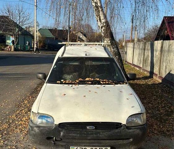 Белый Форд Эскорт, объемом двигателя 1.3 л и пробегом 150 тыс. км за 300 $, фото 1 на Automoto.ua
