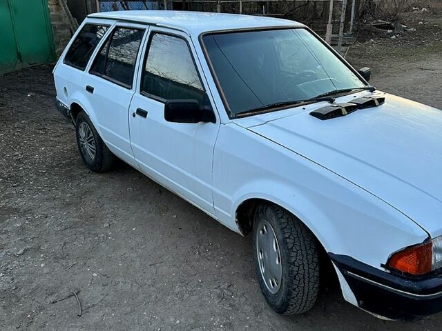 Белый Форд Эскорт, объемом двигателя 1.6 л и пробегом 250 тыс. км за 650 $, фото 1 на Automoto.ua
