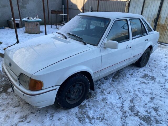 Белый Форд Эскорт, объемом двигателя 1.4 л и пробегом 300 тыс. км за 400 $, фото 1 на Automoto.ua