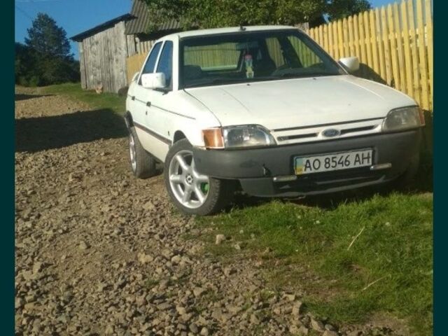 Белый Форд Эскорт, объемом двигателя 1.6 л и пробегом 10 тыс. км за 600 $, фото 1 на Automoto.ua