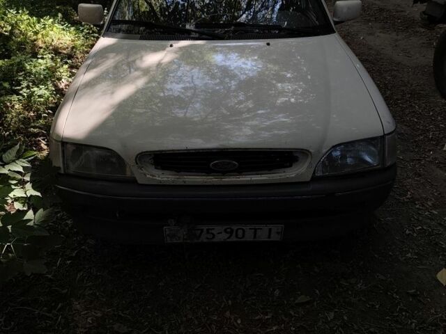 Белый Форд Эскорт, объемом двигателя 1 л и пробегом 654 тыс. км за 947 $, фото 1 на Automoto.ua