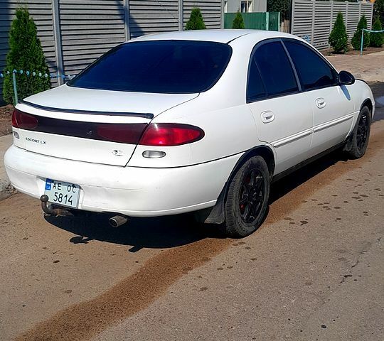 Білий Форд Ескорт, об'ємом двигуна 2 л та пробігом 0 тис. км за 800 $, фото 1 на Automoto.ua