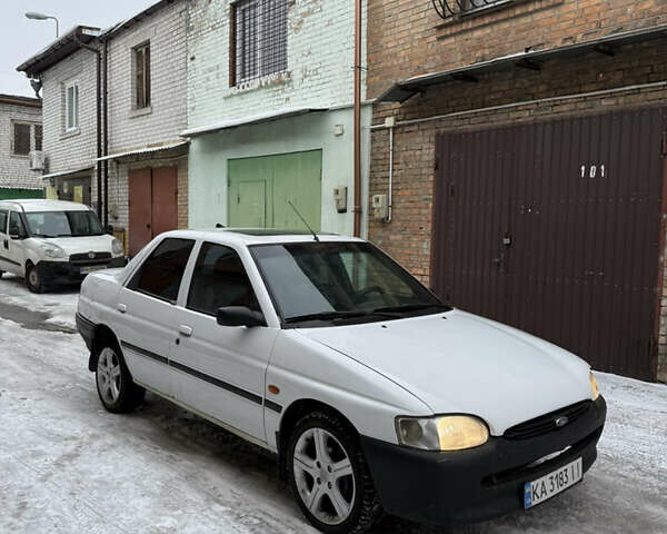 Белый Форд Эскорт, объемом двигателя 1.3 л и пробегом 199 тыс. км за 1500 $, фото 1 на Automoto.ua