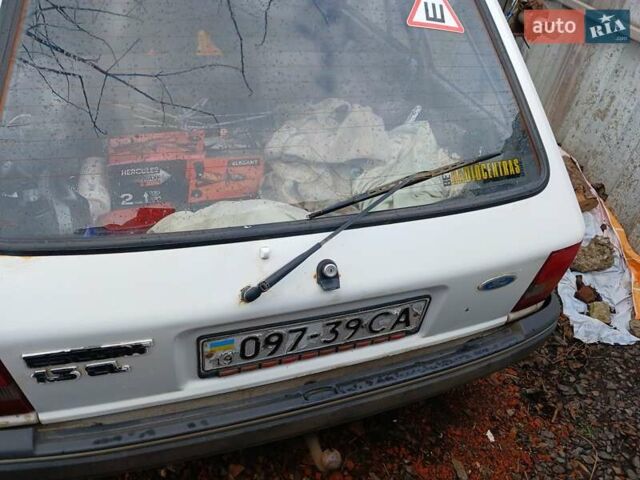 Белый Форд Эскорт, объемом двигателя 1.3 л и пробегом 300 тыс. км за 1000 $, фото 1 на Automoto.ua