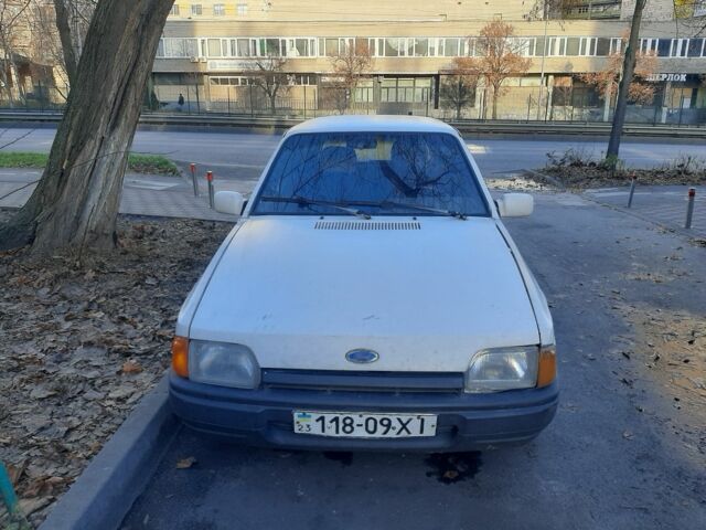 Белый Форд Эскорт, объемом двигателя 1.6 л и пробегом 374 тыс. км за 800 $, фото 1 на Automoto.ua