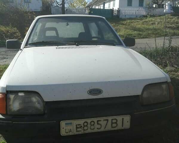 Белый Форд Эскорт, объемом двигателя 1.8 л и пробегом 300 тыс. км за 600 $, фото 1 на Automoto.ua