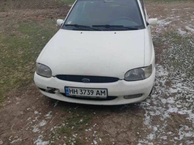 Белый Форд Эскорт, объемом двигателя 1.8 л и пробегом 300 тыс. км за 1750 $, фото 1 на Automoto.ua