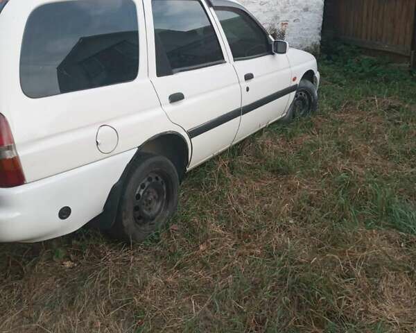 Белый Форд Эскорт, объемом двигателя 1.3 л и пробегом 320 тыс. км за 1100 $, фото 1 на Automoto.ua