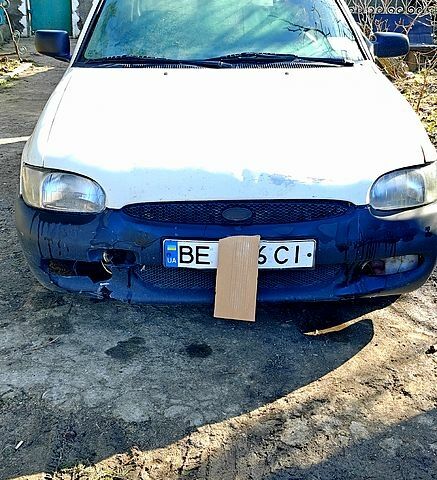 Белый Форд Эскорт, объемом двигателя 1.8 л и пробегом 300 тыс. км за 900 $, фото 1 на Automoto.ua