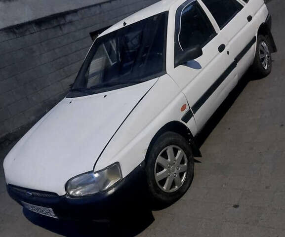 Белый Форд Эскорт, объемом двигателя 1.3 л и пробегом 300 тыс. км за 900 $, фото 1 на Automoto.ua