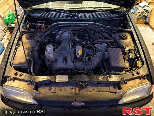 Черный Форд Эскорт, объемом двигателя 1.6 л и пробегом 300 тыс. км за 700 $, фото 1 на Automoto.ua