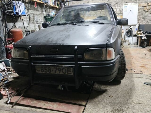 Черный Форд Эскорт, объемом двигателя 0 л и пробегом 150 тыс. км за 550 $, фото 1 на Automoto.ua
