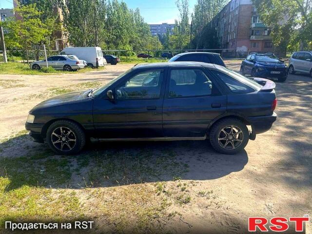 Черный Форд Эскорт, объемом двигателя 1.6 л и пробегом 123 тыс. км за 800 $, фото 1 на Automoto.ua