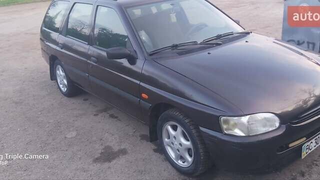 Фиолетовый Форд Эскорт, объемом двигателя 1.6 л и пробегом 270 тыс. км за 2000 $, фото 1 на Automoto.ua