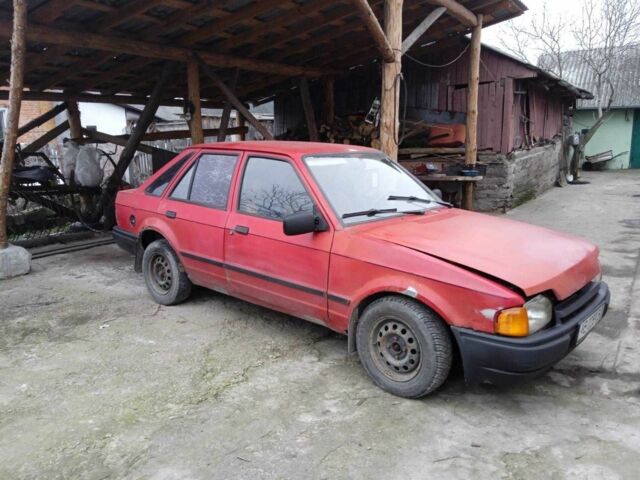 Красный Форд Эскорт, объемом двигателя 1.6 л и пробегом 250 тыс. км за 650 $, фото 1 на Automoto.ua