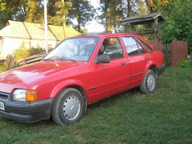 Красный Форд Эскорт, объемом двигателя 0 л и пробегом 65 тыс. км за 1000 $, фото 1 на Automoto.ua