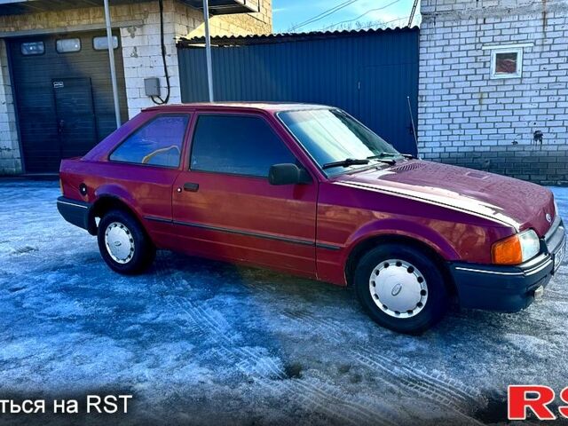 Красный Форд Эскорт, объемом двигателя 1.4 л и пробегом 200 тыс. км за 755 $, фото 1 на Automoto.ua