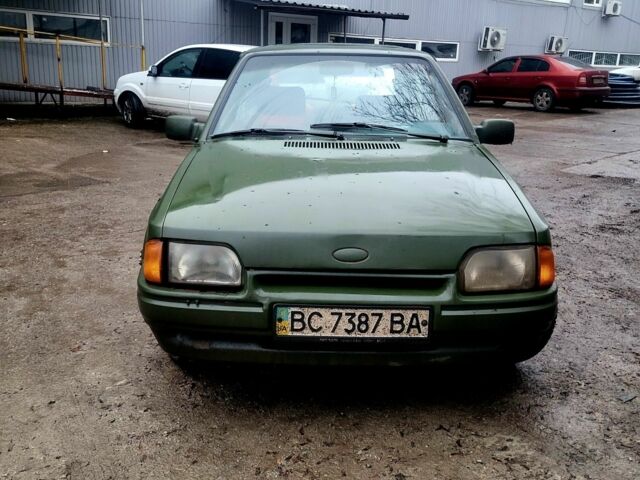 Красный Форд Эскорт, объемом двигателя 0 л и пробегом 180 тыс. км за 565 $, фото 1 на Automoto.ua