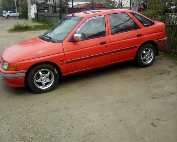 Красный Форд Эскорт, объемом двигателя 1.3 л и пробегом 56 тыс. км за 1700 $, фото 1 на Automoto.ua