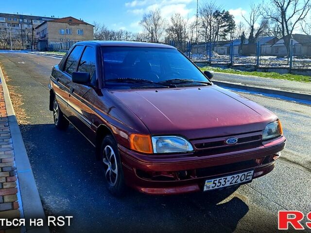 Красный Форд Эскорт, объемом двигателя 1.3 л и пробегом 200 тыс. км за 1200 $, фото 1 на Automoto.ua