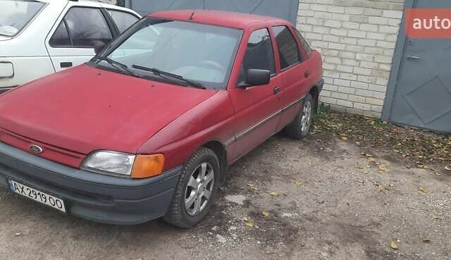Красный Форд Эскорт, объемом двигателя 1.39 л и пробегом 100 тыс. км за 1100 $, фото 1 на Automoto.ua