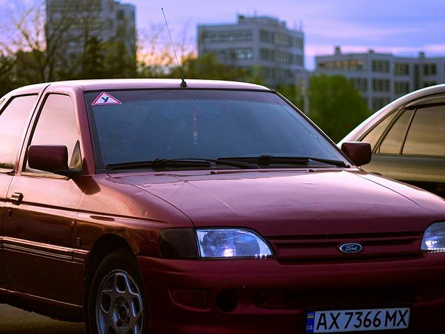 Красный Форд Эскорт, объемом двигателя 1.4 л и пробегом 0 тыс. км за 1500 $, фото 1 на Automoto.ua