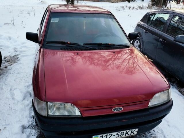 Красный Форд Эскорт, объемом двигателя 1 л и пробегом 300 тыс. км за 605 $, фото 1 на Automoto.ua