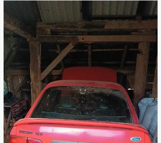 Красный Форд Эскорт, объемом двигателя 0 л и пробегом 200 тыс. км за 350 $, фото 1 на Automoto.ua