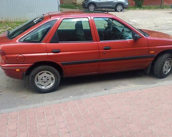 Красный Форд Эскорт, объемом двигателя 1.4 л и пробегом 120 тыс. км за 1900 $, фото 1 на Automoto.ua