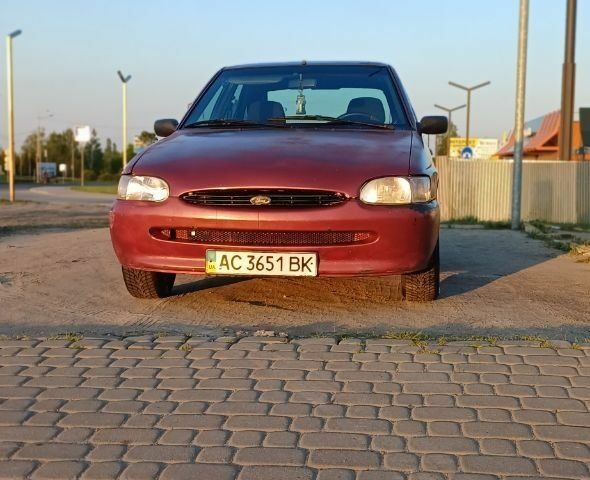 Красный Форд Эскорт, объемом двигателя 1.3 л и пробегом 80 тыс. км за 1600 $, фото 1 на Automoto.ua