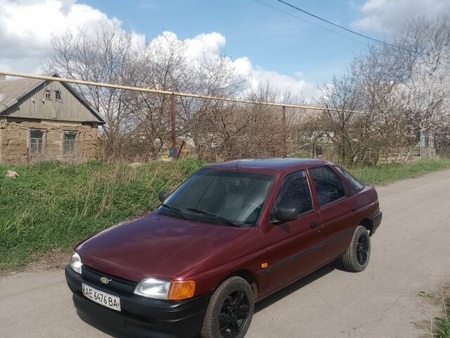 Красный Форд Эскорт, объемом двигателя 1 л и пробегом 66 тыс. км за 950 $, фото 1 на Automoto.ua