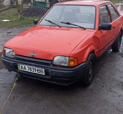 Красный Форд Эскорт, объемом двигателя 1.6 л и пробегом 200 тыс. км за 300 $, фото 1 на Automoto.ua
