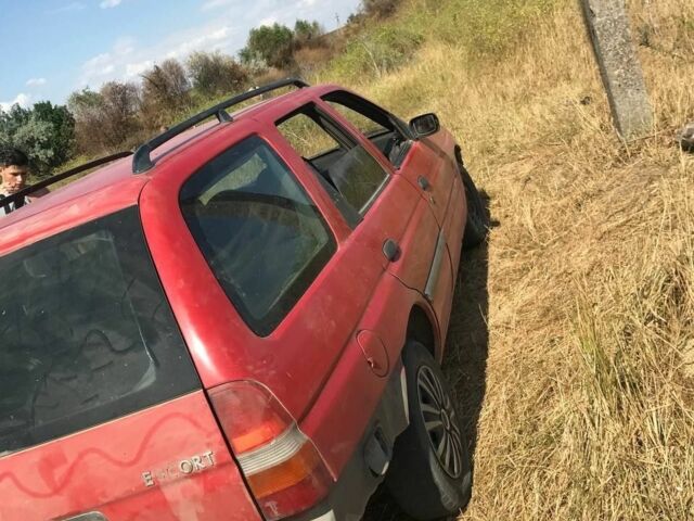 Красный Форд Эскорт, объемом двигателя 1.4 л и пробегом 68 тыс. км за 628 $, фото 1 на Automoto.ua