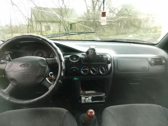 Красный Форд Эскорт, объемом двигателя 1 л и пробегом 120 тыс. км за 650 $, фото 1 на Automoto.ua