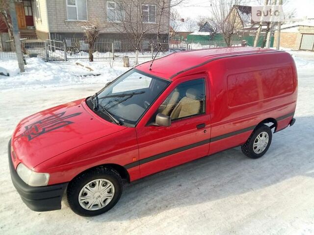 Красный Форд Эскорт, объемом двигателя 1.6 л и пробегом 150 тыс. км за 2800 $, фото 1 на Automoto.ua