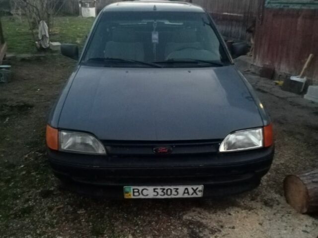 Серый Форд Эскорт, объемом двигателя 1.6 л и пробегом 300 тыс. км за 226 $, фото 1 на Automoto.ua