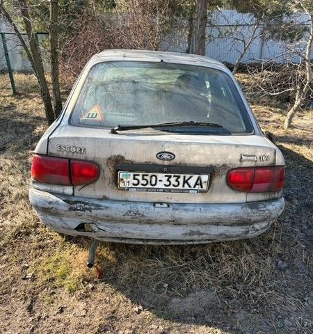 Серый Форд Эскорт, объемом двигателя 1.6 л и пробегом 300 тыс. км за 450 $, фото 1 на Automoto.ua