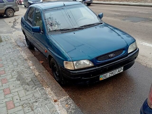 Синий Форд Эскорт, объемом двигателя 1.6 л и пробегом 300 тыс. км за 1200 $, фото 1 на Automoto.ua