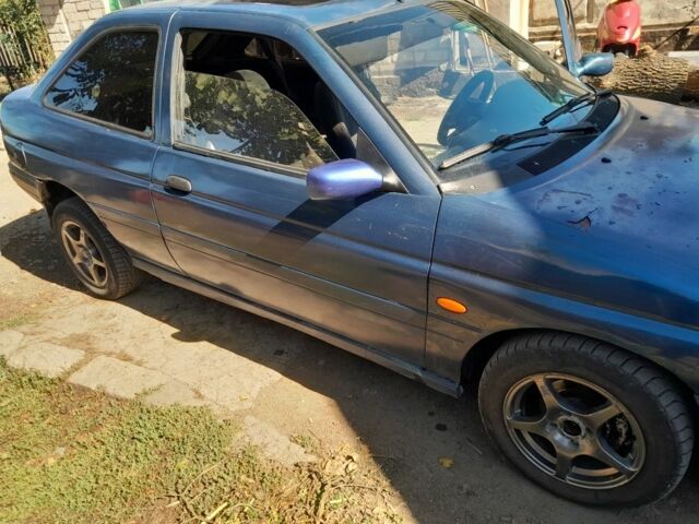 Синий Форд Эскорт, объемом двигателя 1.6 л и пробегом 1000 тыс. км за 671 $, фото 1 на Automoto.ua