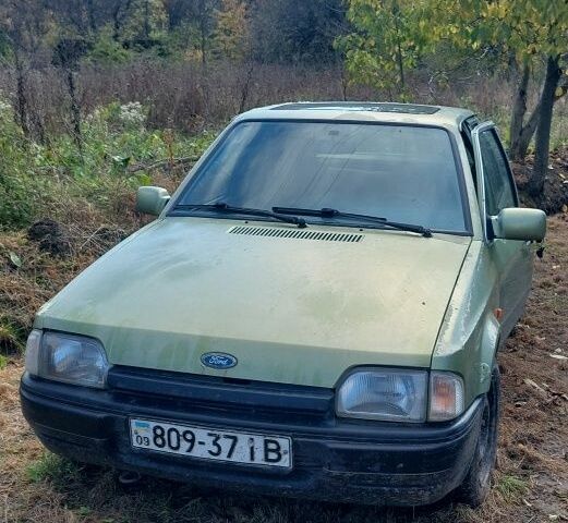 Зеленый Форд Эскорт, объемом двигателя 1.3 л и пробегом 200 тыс. км за 450 $, фото 1 на Automoto.ua