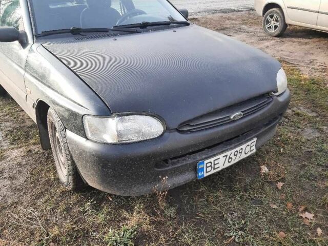 Зеленый Форд Эскорт, объемом двигателя 1.3 л и пробегом 250 тыс. км за 1100 $, фото 1 на Automoto.ua