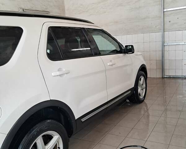 Белый Форд Эксплорер, объемом двигателя 3.5 л и пробегом 200 тыс. км за 19500 $, фото 1 на Automoto.ua