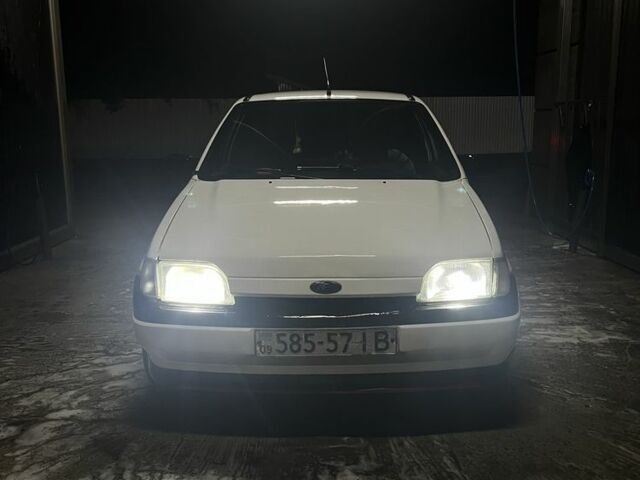 Білий Форд Фієста, об'ємом двигуна 1.1 л та пробігом 444 тис. км за 850 $, фото 1 на Automoto.ua