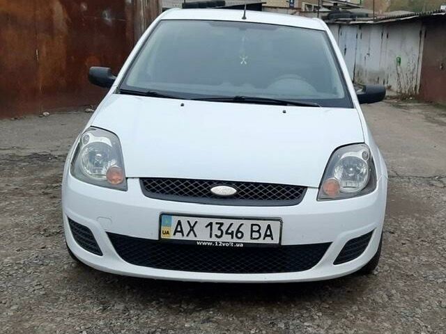 Білий Форд Фієста, об'ємом двигуна 1.3 л та пробігом 210 тис. км за 4600 $, фото 1 на Automoto.ua