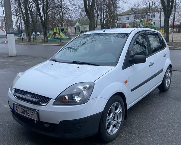 Білий Форд Фієста, об'ємом двигуна 1.3 л та пробігом 169 тис. км за 4500 $, фото 1 на Automoto.ua