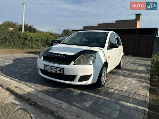 Білий Форд Фієста, об'ємом двигуна 1.2 л та пробігом 215 тис. км за 3300 $, фото 1 на Automoto.ua