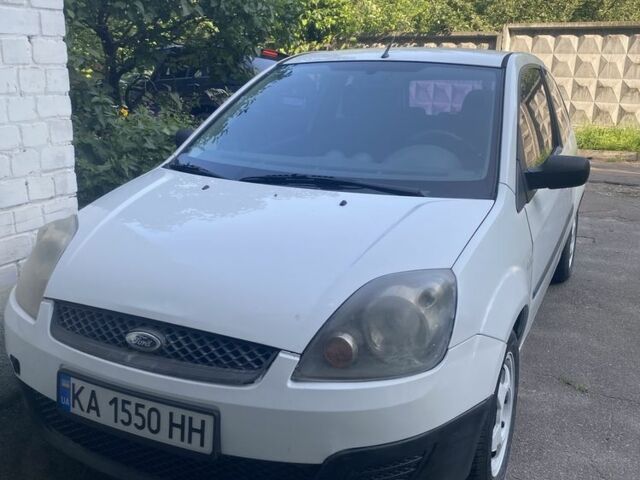 Білий Форд Фієста, об'ємом двигуна 1.3 л та пробігом 210 тис. км за 3199 $, фото 1 на Automoto.ua