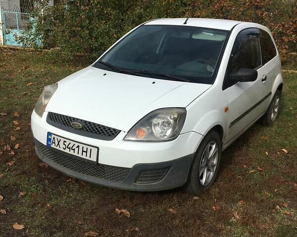 Белый Форд Фиеста, объемом двигателя 1.3 л и пробегом 268 тыс. км за 2950 $, фото 1 на Automoto.ua